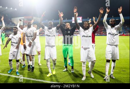 I giocatori di Anversa festeggiano dopo aver vinto una partita di calcio tra il club ceco Viktoria Plzen e la squadra di calcio belga Royal Antwerp FC, il ritorno nel terzo turno di qualificazione della UEFA Europa League, a Pilsen, Repubblica Ceca, giovedì 15 agosto 2019. La prima tappa si è conclusa con una vittoria del 1-0 per Anversa. BELGA PHOTO VIRGINIE LEFOUR Foto Stock