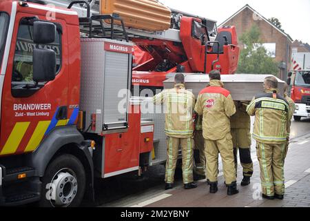 L'immagine mostra un camion pompiere che trasporta la bara di un pompiere deceduto, in un servizio commemorativo per due pompieri deceduti, Chris e Benni, presso la sede centrale dei pompieri di Heusden-Zolder, sabato 17 agosto 2019. I due sono stati uccisi durante un incendio in un edificio schiacciato a Beringen la scorsa settimana. FOTO DI BELGA YORICK JANSENS Foto Stock