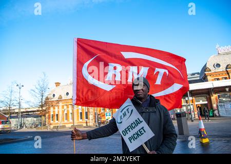 Slough, Berkshire, Regno Unito. 14th dicembre 2022. Il personale ferroviario della stazione di Slough stava picchettando al di fuori della stazione ferroviaria di Slough oggi nel freddo gelido in un altro giorno di temperature inferiori a zero in una disputa sulla retribuzione e la chiusura prevista delle biglietterie. I treni GWR e Elizabeth Line erano in funzione da e per Londra, ma la stazione era molto più tranquilla del normale, dato che molte persone hanno deciso di lavorare da casa. Credit: Maureen McLean/Alamy Live News Foto Stock