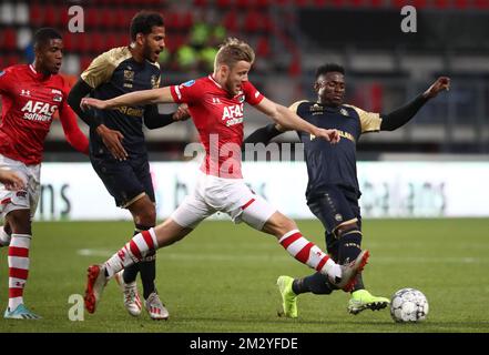 AZ' Fredrik Midtsjo e Aurelio Buta di Anversa combattono per la palla durante una partita di calcio tra la squadra olandese AZ Alkmaar e il club belga Royal Antwerp FC, giovedì 22 agosto 2019 a Enschede, nei Paesi Bassi, nella prima tappa dei play-off per la UEFA Europa League. BELGA PHOTO VIRGINIE LEFOUR Foto Stock