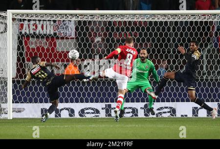 Aurelio Buta e AZ' Teun Koopmeiners di Anversa combattono per la palla durante una partita di calcio tra la squadra olandese AZ Alkmaar e il club belga Royal Antwerp FC, giovedì 22 agosto 2019 a Enschede, nei Paesi Bassi, nella prima tappa dei play-off per la UEFA Europa League. BELGA PHOTO VIRGINIE LEFOUR Foto Stock