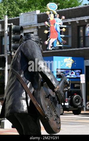 Chuck Berry statua di fronte al Blueberry Hill Restaurant, Delmar Loop, St Louis, Missouri, Stati Uniti d'America Foto Stock