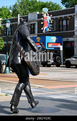 Chuck Berry statua di fronte al Blueberry Hill Restaurant, Delmar Loop, St Louis, Missouri, Stati Uniti d'America Foto Stock