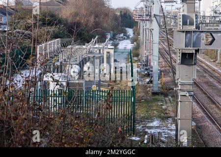 Slough, Berkshire, Regno Unito. 14th dicembre 2022. La linea ferroviaria elettrificata a Slough. Alcuni lavoratori ferroviari sono stati in sciopero oggi alla stazione ferroviaria di Slough in una disputa sulla retribuzione e la prevista chiusura delle biglietterie. I treni GWR e Elizabeth Line erano in funzione da e per Londra, ma la stazione era molto più tranquilla del normale, dato che molte persone hanno deciso di lavorare da casa. Credit: Maureen McLean/Alamy Live News Foto Stock