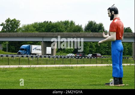 Statua di Harley Davidson di fronte al Pink Elephant Antique Mall, Livingston, Illinois, Stati Uniti d'America Foto Stock