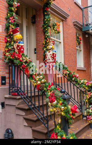 Decorazioni natalizie su una pietra marrone nel quartiere Greenwich Village di New York Domenica, 11 dicembre 2022. (© Richard B. Levine) Foto Stock