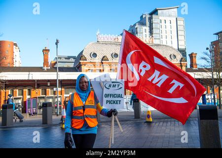 Slough, Berkshire, Regno Unito. 14th dicembre 2022. Il personale ferroviario della stazione di Slough stava picchettando al di fuori della stazione ferroviaria di Slough oggi nel freddo gelido in un altro giorno di temperature inferiori a zero in una disputa sulla retribuzione e la chiusura prevista delle biglietterie. I treni GWR e Elizabeth Line erano in funzione da e per Londra, ma la stazione era molto più tranquilla del normale, dato che molte persone hanno deciso di lavorare da casa. Credit: Maureen McLean/Alamy Live News Foto Stock