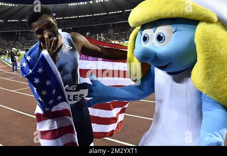 US' Noah Lyles festeggia con Smurfin - Schtroumpfette - Smurfette dopo aver vinto la gara maschile del 200m all'edizione 2019 dell'AG Insurance Memorial Van Damme IAAF Diamond League, riunione di atletica, venerdì 06 settembre 2019 a Bruxelles. FOTO DI BELGA DIRK WAEM Foto Stock