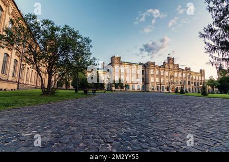 Antico edificio dell'Università Politecnica di Igor Sikorsky a Kiev. KPI edificio principale in serata. Kiev. Ucraina Foto Stock