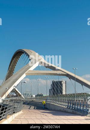 Ponte del terzo millennio (Puente del Tercer Milenio). Architettura moderna a Saragozza, Spagna. Dettaglio Peatonal Foto Stock