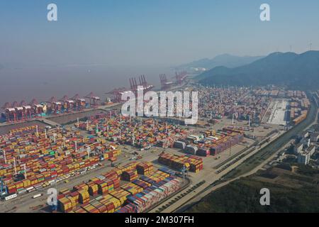 Ningbo. 13th Dec, 2022. Questa foto aerea scattata il 13 dicembre 2022 mostra l'area di Chuanshan del porto di Ningbo-Zhoushan nella provincia di Zhejiang nella Cina orientale. La portata di trasporto di carichi e container del porto di Ningbo-Zhoushan ha registrato una crescita annua del 3,41% e del 7,84% rispettivamente nei primi 11 mesi del 2022. Il porto ha visto la sua portata di carico raggiungere 1,16 miliardi di tonnellate, mentre la portata dei container ha raggiunto 31,26 milioni di unità equivalenti di venti piedi (TEU). Credit: Notizie dal vivo su Huang Zongzhi/Xinhua/Alamy Foto Stock