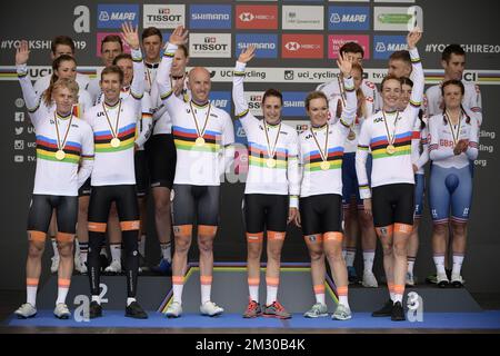 Olandese Koen Bouwman del Team Jumbo-Visma, olandese Bauke Mollema di Trek-Segafredo, olandese Jos van Emden del Team Jumbo-Visma, olandese Lucinda Brand del Team Sunweb, L'olandese Amy Pieters e l'olandese Riejanne Markus del Team i Paesi Bassi festeggiano sul podio dopo aver vinto il Team Time Trial Mixed Relay ai Campionati del mondo UCI Road in bicicletta ad Harrogate, North Yorkshire, Regno Unito, domenica 22 settembre 2019. I Mondi si svolgono dal 21 al 29 settembre. FOTO DI BELGA YORICK JANSENS Foto Stock