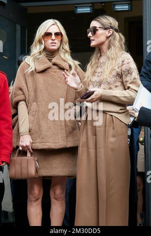 MILANO, ITALIA - 22 SETTEMBRE 2022: Nicky Hilton Rothschild e Olivia Palermo con prima della sfilata Max Mara, Milano Fashion Week Street Style Foto Stock