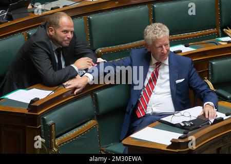 L'ex Segretario di Stato per la politica d'asilo, le migrazioni e la semplificazione amministrativa Theo Francken e il Ministro degli interni e del commercio estero Pieter De CREM hanno fatto la foto durante una sessione plenaria della Camera al parlamento federale, a Bruxelles, giovedì 26 settembre 2019. FOTO DI BELGA JAMES ARTHUR GEKIERE Foto Stock