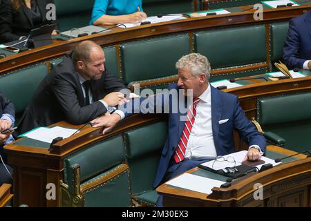 L'ex Segretario di Stato per la politica d'asilo, le migrazioni e la semplificazione amministrativa Theo Francken e il Ministro degli interni e del commercio estero Pieter De CREM hanno fatto la foto durante una sessione plenaria della Camera al parlamento federale, a Bruxelles, giovedì 26 settembre 2019. FOTO DI BELGA JAMES ARTHUR GEKIERE Foto Stock