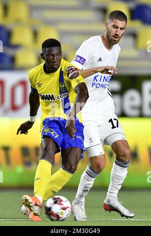 Elton Acolatse di STVV e Samy Kehli di OHL combattono per la palla durante una partita di calcio tra STVV e Oud-Heverlee Leuven (1B), mercoledì 25 settembre 2019 a Sint-Truiden, nella finale 1/16th della Coppa del Belgio 'Croky Cup'. FOTO DI BELGA JOHAN EYCKENS Foto Stock