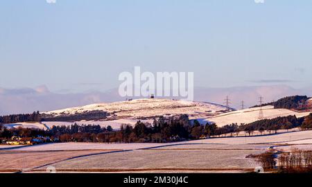 Dundee, Tayside, Scozia, Regno Unito. 14th Dec, 2022. UK Weather: Il nord-est della Scozia sta vivendo uno splendido tramonto di dicembre, con temperature che si aggirano intorno a -1°C. Il tramonto nel tardo pomeriggio si riflette in una scintillante esposizione di un paesaggio innevato di colore rosa e giallo che copre le colline Sidlaw di Dundee e la campagna circostante. Credit: Dundee Photographics/Alamy Live News Foto Stock