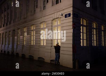 L'illustrazione mostra un fotografo di stampa fuori dall'edificio durante un incontro sulla formazione di un nuovo governo regionale fiammingo, domenica 29 settembre 2019, a Bruxelles. FOTO DI BELGA NICOLAS MAETERLINCK Foto Stock