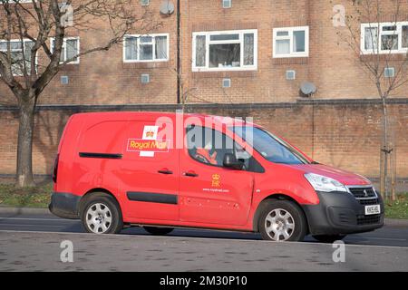 Le consegne postali erano ancora in corso oggi a Slough. I lavoratori della Royal Mail sono stati in sciopero oggi presso l'ufficio di smistamento di Slough in una disputa in corso sulle condizioni salariali e di lavoro. I membri della CWU hanno tenuto un picket ufficiale fuori dall'ufficio di smistamento, tuttavia, i manager e il personale dell'agenzia sono stati portati per continuare a consegnare la posta ai clienti. Credit: Maureen McLean/Alamy Live News Foto Stock