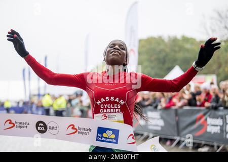 Kabi Nassam festeggia dopo aver vinto la Maratona di Bruxelles, domenica 06 ottobre 2019, a Bruxelles. FOTO DI BELGA JASPER JACOBS Foto Stock