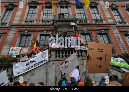 I membri di Liegi giovani per il clima hanno raffigurato di fronte al municipio di Liegi durante un raduno dei giovani Liegi per il clima. 15,000 studenti colpiti da problemi climatici hanno camminato per le strade di Liegi. Questa è la seconda azione degli studenti di Liegi per il clima, giovedì 31 gennaio 2019 a Liegi, Belgio. Foto Stock