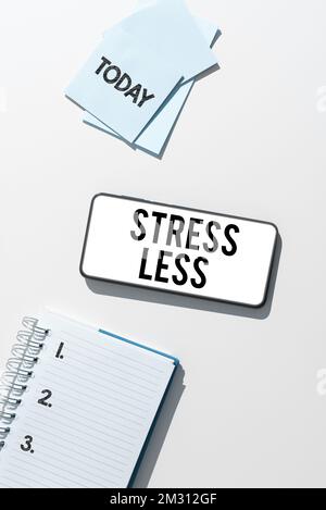 Segno che mostra meno stress. Vetrina di affari stare lontano dai problemi uscire rilassarsi meditare indulgere se stessi Foto Stock