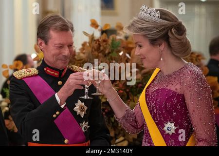 Il Granduca Jean di Lussemburgo fa festa con la regina Mathilde del Belgio ad un banchetto di Stato ospitato dal Granduca in onore del re e della regina belga, il primo giorno di una visita di Stato di tre giorni della coppia reale belga a Lussemburgo, martedì 15 ottobre 2019, a Lussemburgo. BELGA FOTO PISCINA CHRISTOPHE LICOPPE Foto Stock