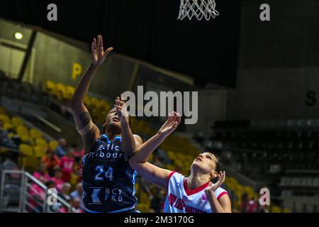 VOO Liege Panthers Jaleesa MAES (45) e BCF Elfi Friburgo Range Courtney (24) combattono per la palla durante una partita di basket tra VOO Liege Panthers e BCF Elfi Friburgo, sul gameday 2, gruppo J delle Eurocup Women, mercoledì 23 ottobre 2019, Liege, Country Hall du Sart Tilman. FOTO BERNARD GILLET Foto Stock