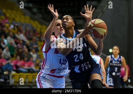 VOO Liege Panthers Jaleesa MAES (45) e BCF Elfi Friburgo Range Courtney (24) combattono per la palla durante una partita di basket tra VOO Liege Panthers e BCF Elfi Friburgo, sul gameday 2, gruppo J delle Eurocup Women, mercoledì 23 ottobre 2019, Liege, Country Hall du Sart Tilman. FOTO BERNARD GILLET Foto Stock