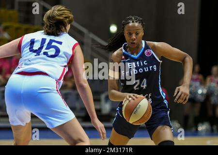 VOO Liege Panthers Jaleesa MAES (45) e BCF Elfi Friburgo Range Courtney (24) combattono per la palla durante una partita di basket tra VOO Liege Panthers e BCF Elfi Friburgo, sul gameday 2, gruppo J delle Eurocup Women, mercoledì 23 ottobre 2019, Liege, Country Hall du Sart Tilman. FOTO BERNARD GILLET Foto Stock