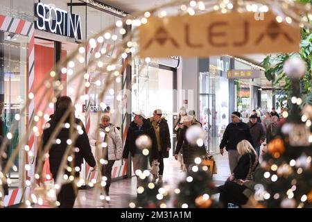 Lubiana, Slovenia. 13th Dec, 2022. La gente va a fare shopping nel centro commerciale Aleja decorato per Natale a Lubiana, Slovenia, 13 dicembre 2022. Quest'anno, l'inflazione in Slovenia ha raggiunto il livello più alto in oltre 20 anni, attestandosi al 10% su base annua in ottobre, rispetto al 3,5% di un anno fa. Credit: Zeljko Stevanic/Xinhua/Alamy Live News Foto Stock