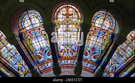 Le vetrate colorate del Queen Victoria Building, Town Hall, Sydney, Australia, sono state progettate dall'architetto George McRae in stile romanico. La costruzione iniziò nel 1893 e l'edificio fu completato nel 1898. L'edificio era originariamente conosciuto come George Street Market, ma fu rinominato Queen Victoria Building nel 1918 in onore della lunga regina regnante. Foto Stock