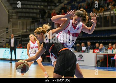 Flammes Carolo Basket Amel BOUDERRA (4) e VOO Liege Panthers Jaleesa MAES (45) lotta per la palla durante una partita di basket tra VOO Liege Flammes Carolo Basket, sul gameday 4, gruppo J delle Eurocup Women, Mercoledì 6 novembre 2019, Liege, Country Hall du Sart Tilman. FOTO BERNARD GILLET Foto Stock