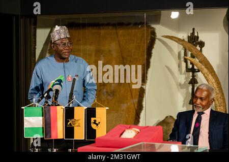 Stoccarda, Germania. 14th Dec, 2022. Il professor Abba Tijani, Direttore Generale dell'autorità Nazionale per i Musei e i Monumenti in Nigeria (a sinistra) e S.E. Yusuf Maitama Tuggar, Ambasciatore della Repubblica di Nigeria in Germania (a destra) in una conferenza stampa sul ritorno degli oggetti Benin al Linden Museum di Stoccarda. Credit: Ilkay Karakurt/dpa/Alamy Live News Foto Stock