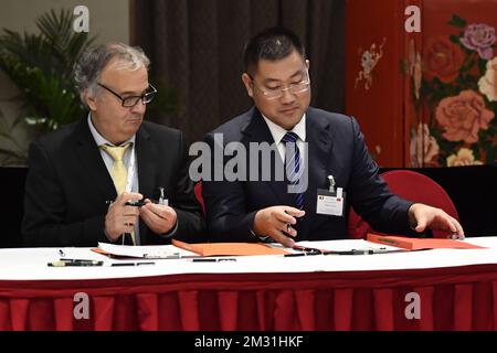 Didier Serteyn, CEO Centre Europeen du Cheval de Mont-le-Soie e Yun Long Peng, Amministratore Beijing Rider Partner International Equestrian Club nella foto durante una cerimonia di firma il primo giorno di una missione belga di commercio economico in Cina, lunedì 18 novembre 2019. Diversi ministri federali e regionali accompagnano la principessa in una missione economica in Cina dal 18 al 23 novembre. FOTO DI BELGA DIRK WAEM Foto Stock