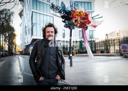 L'artista belga Arne Quinze pone per il fotografo, davanti alla sua scultura 'il bellissimo sognatore', a Parigi Expo Porte de Versailles, mercoledì 20 novembre 2019. FOTO DI BELGA THOMAS PADILLA Foto Stock