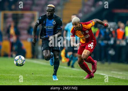 Krepin Diatta del Club e Mario Rene Junior Lemina di Galatasaray combattono per la palla durante una partita tra il club turco Galatasaray e la squadra di calcio belga Club Brugge, martedì 26 novembre 2019 a Istanbul, Turchia, quinta partita del Gruppo A della UEFA Champions League. FOTO DI BELGA BRUNO FAHY Foto Stock