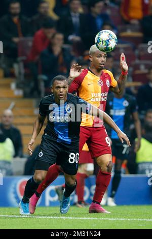 Lois Openda del Club e Mario Rene Junior Lemina di Galatasaray combattono per la palla durante una partita tra il club turco Galatasaray e la squadra di calcio belga Club Brugge, martedì 26 novembre 2019 a Istanbul, Turchia, quinta partita del Gruppo A della UEFA Champions League. FOTO DI BELGA BRUNO FAHY Foto Stock