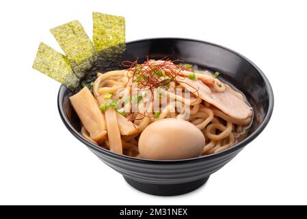 La zuppa asiatica di tagliatelle di ramen con uova, maiale, germogli di bambù e alghe in ciotola è isolata su sfondo bianco, stile giapponese Foto Stock