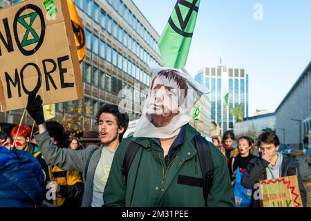 L'illustrazione mostra un partecipante che indossa una borsa con il ritratto del ministro fiammingo-presidente Jambon sopra la sua testa, durante la quarta edizione del 'Global Strike for Future Belgium' marzo a Bruxelles per sensibilizzare il pubblico al cambiamento climatico, parte di uno sciopero mondiale, venerdì 29 novembre 2019. FOTO DI BELGA JULIA M LIBERA Foto Stock