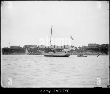 Gaff-rigged sloop 'Spray' di Boston ormeggiato vicino a Eastern Yacht Club, Marblehead, ma , Yacht club, Barche a vela, Eastern Yacht Club Marblehead, Mass.. Collezione Herman Parker Foto Stock