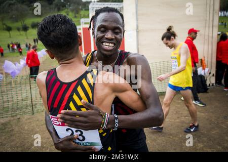 Il belga Soufiane Bouchikhi e il belga Isaac Kimeli sono stati raffigurati dopo la gara di uomini anziani ai Campionati europei di fondo, domenica 08 dicembre 2019, a Lisbona, Portogallo. FOTO DI BELGA JASPER JACOBS Foto Stock