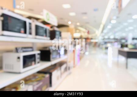 il grande magazzino elettronico mostra forno a microonde e elettrodomestico con luce bokeh sfocatura astratta sfondo sfocato Foto Stock