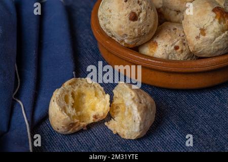 Primo piano di chipa, tipico pane al formaggio Paraguayano, aperto al centro Foto Stock