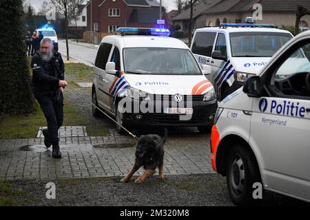 L'illustrazione mostra un ufficiale di polizia con un cane mentre molte forze di polizia stanno lavorando all'arresto di diverse persone per diversi rapinatori nel Limburgo, domenica 22 dicembre 2019. Un sospetto è stato arrestato a Lomel e l'altro a Pelt. FOTO DI BELGA YORICK JANSENS Foto Stock