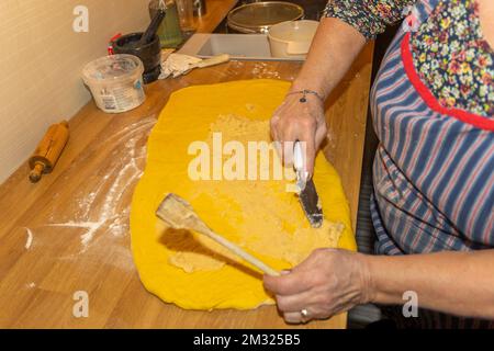 La torta allo zafferano appartiene al Natale in Scandinavia Foto Stock