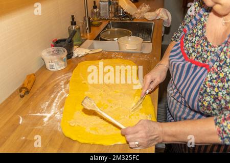 La torta allo zafferano appartiene al Natale in Scandinavia Foto Stock