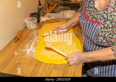 La torta allo zafferano appartiene al Natale in Scandinavia Foto Stock