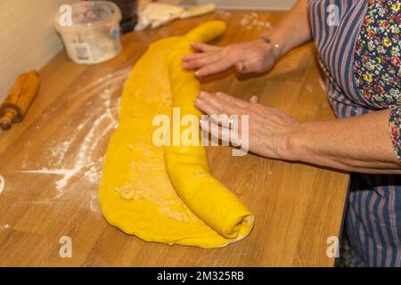 La torta allo zafferano appartiene al Natale in Scandinavia Foto Stock