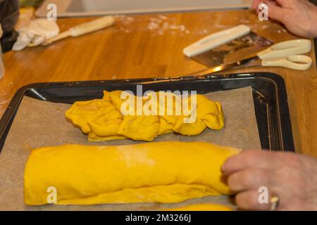 La torta allo zafferano appartiene al Natale in Scandinavia Foto Stock